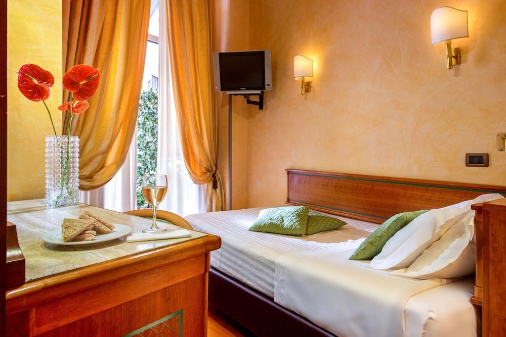 Hotel Regno Рим Екстериор снимка