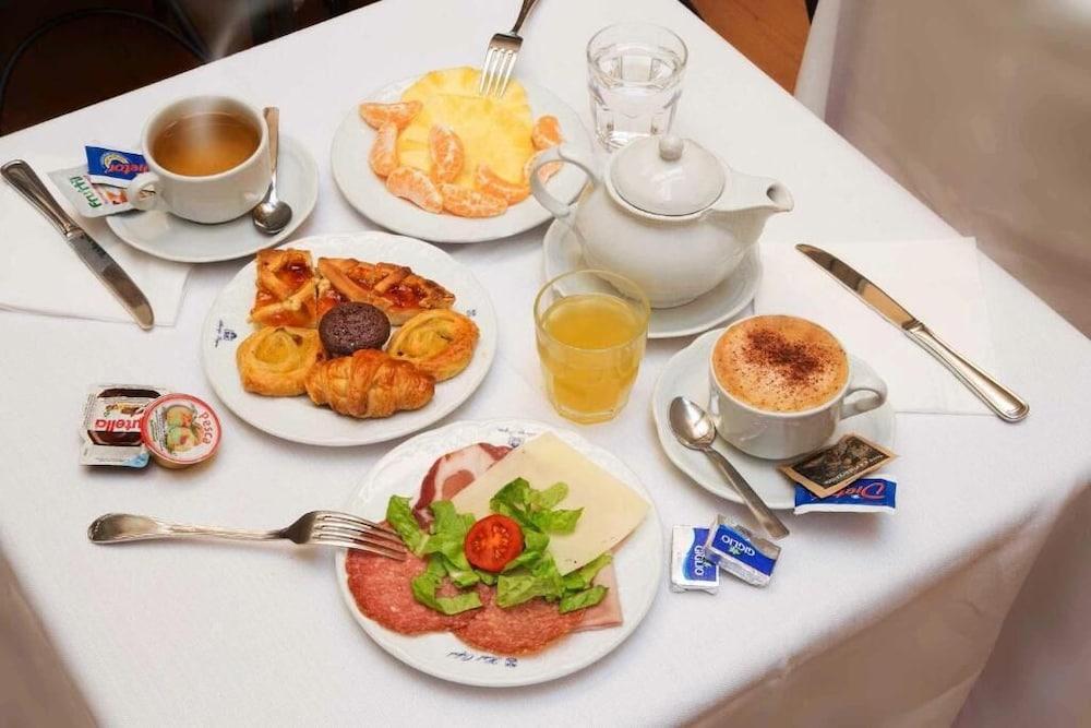 Hotel Regno Рим Екстериор снимка